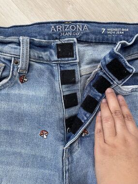 Arizona Jean Co Highest Rise Jeans Size 7 Light Wash Mushroom Embroidered Y2K